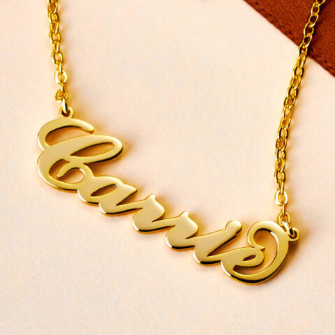 Her name, your words, one unforgettable piece: كاري نمط اسم قلادة فضية