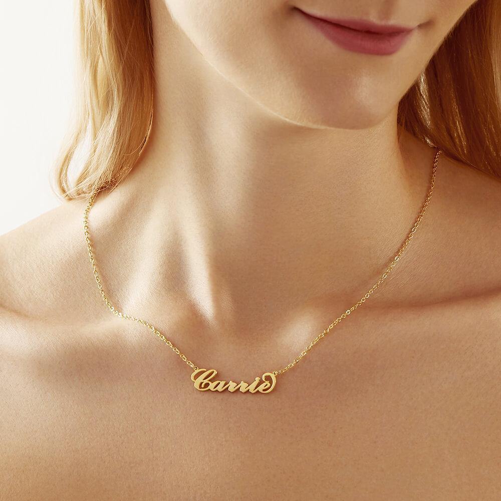 Her name, your words, one unforgettable piece: كاري نمط اسم قلادة فضية