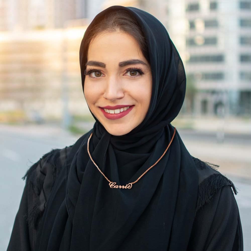 Her name, your words, one unforgettable piece: كاري نمط اسم قلادة فضية