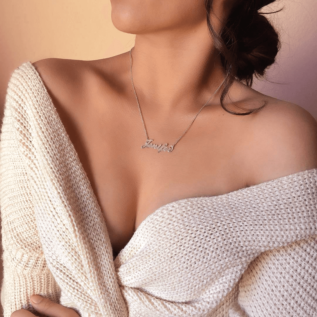 Her name, your words, one unforgettable piece: كاري نمط اسم قلادة فضية